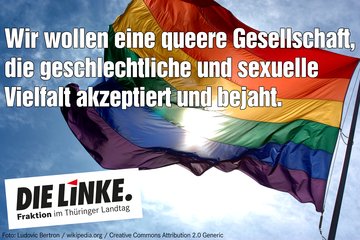 Rainbow_flag_and_blue_skies.jpg Regenbogenfahne und blauer Himmel